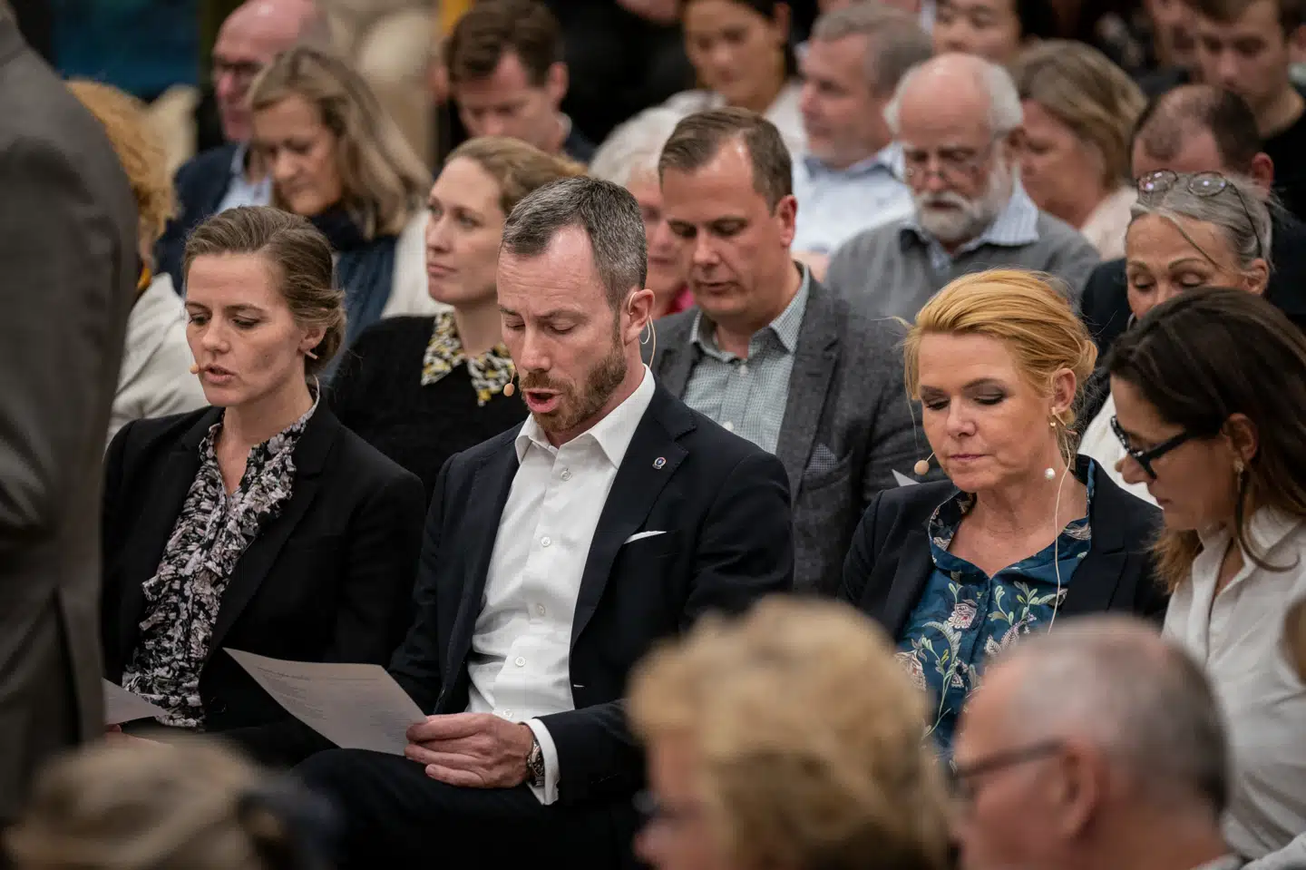 Ellen Trane Nørby (V), Jakob Ellemann-Jensen (V) og Inger Støjberg (V) synger en sang til vælgermødet på Lyngby Gymnasium tirsdag aften. (Arkivfoto). Niels Christian Vilmann/Ritzau Scanpix