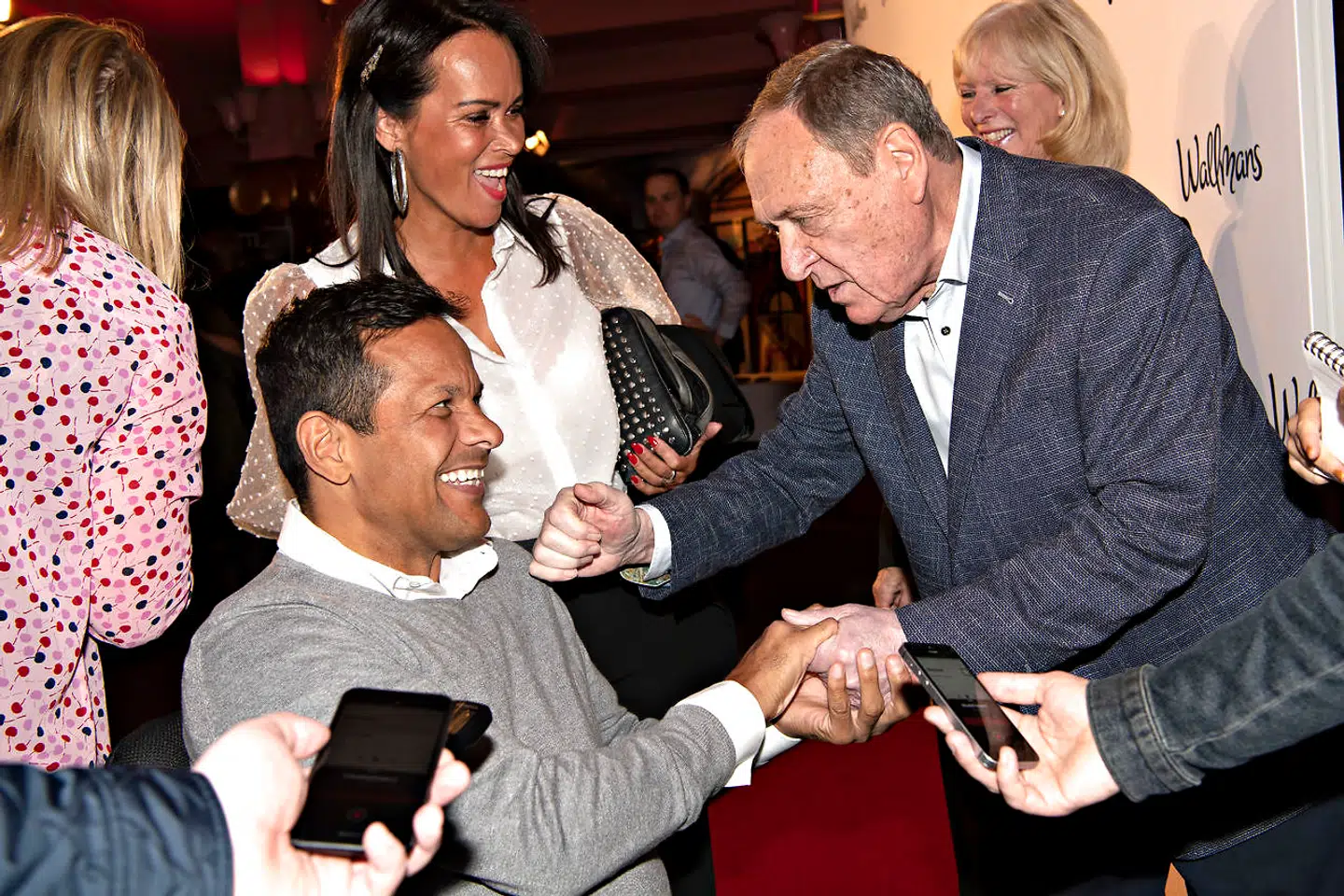 Midt i det hele dukker den berømte entertainer Dario Campeotto op. Han siger med dreven københavnerdialekt: »Jason, det er din gamle fan, Dario, goddag!«