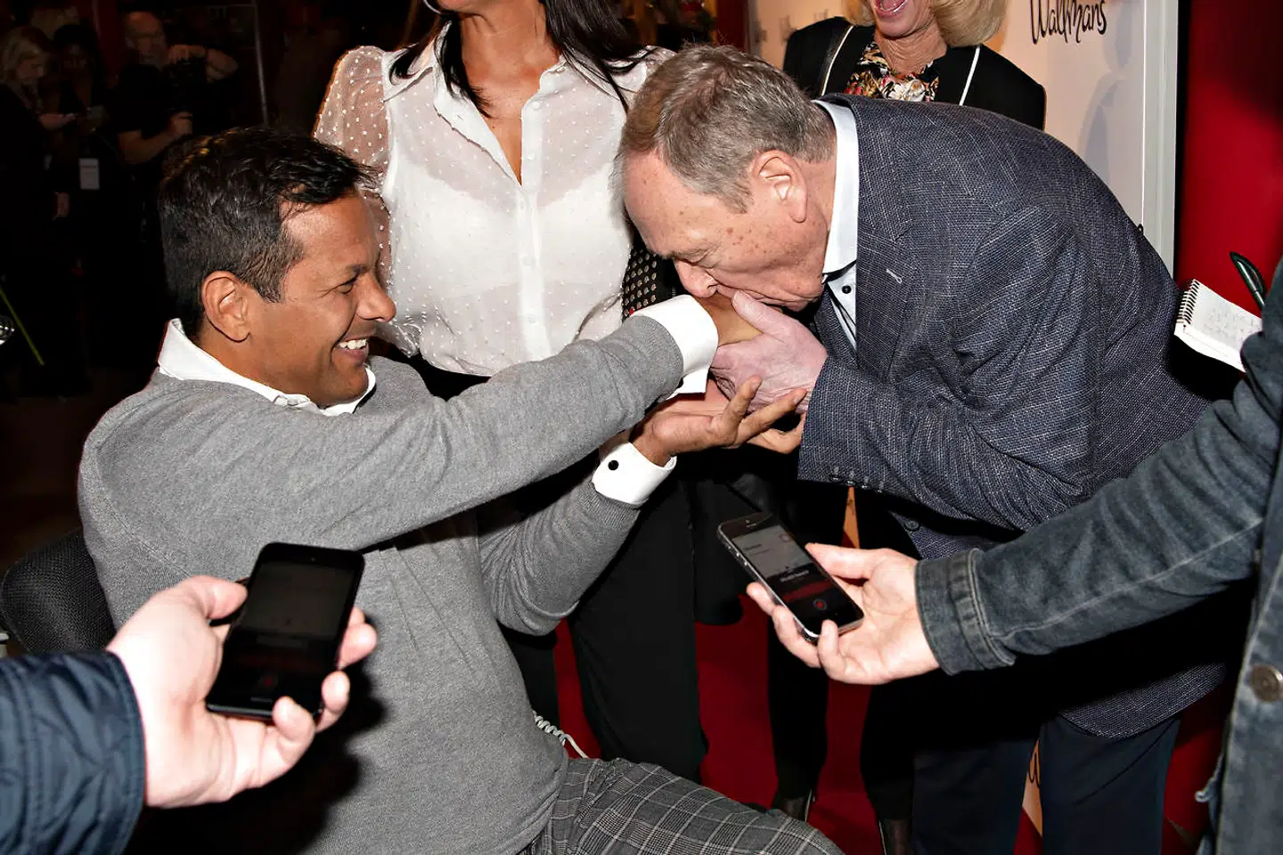 Midt i det hele dukker den berømte entertainer Dario Campeotto op. Han siger med dreven københavnerdialekt: »Jason, det er din gamle fan, Dario, goddag!«