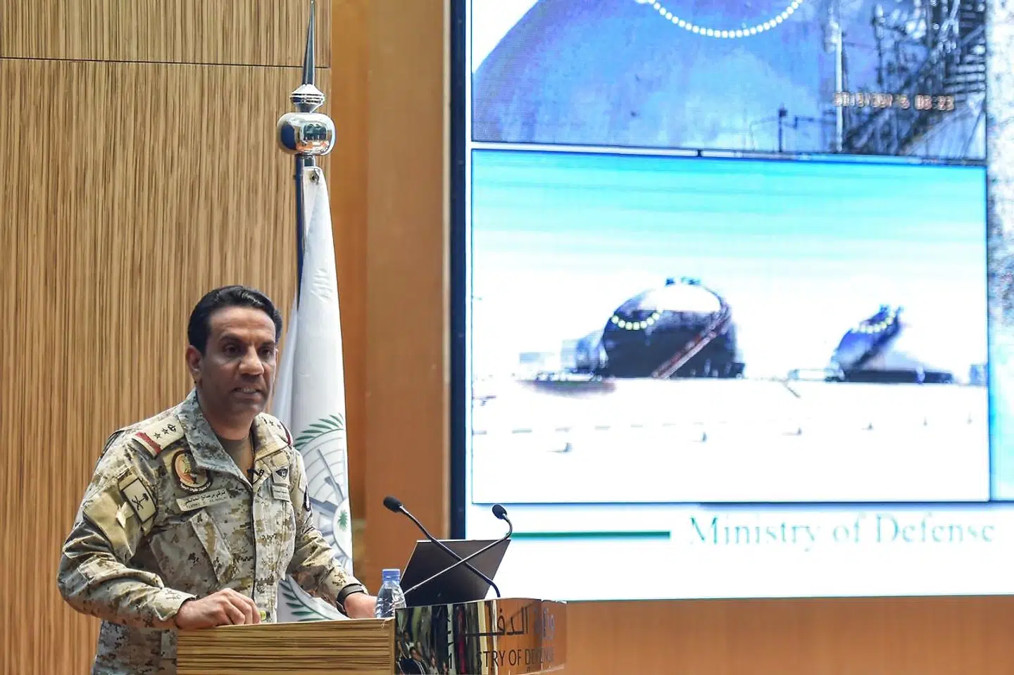 Den saudiske oberst Turki bin Saleh al-Malki fremlægger beviser på, at Iran stod bag droneangrebet på to oliefelter i Abqaiq and Khurais.