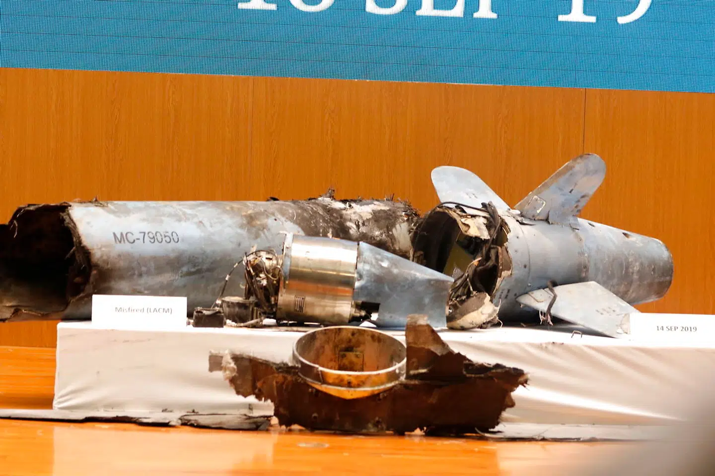 Stumper af droner og missiler bliver fremvist på et pressemøde i Riyadh i Saudi Arabien efter angrebene på to oliefelter.