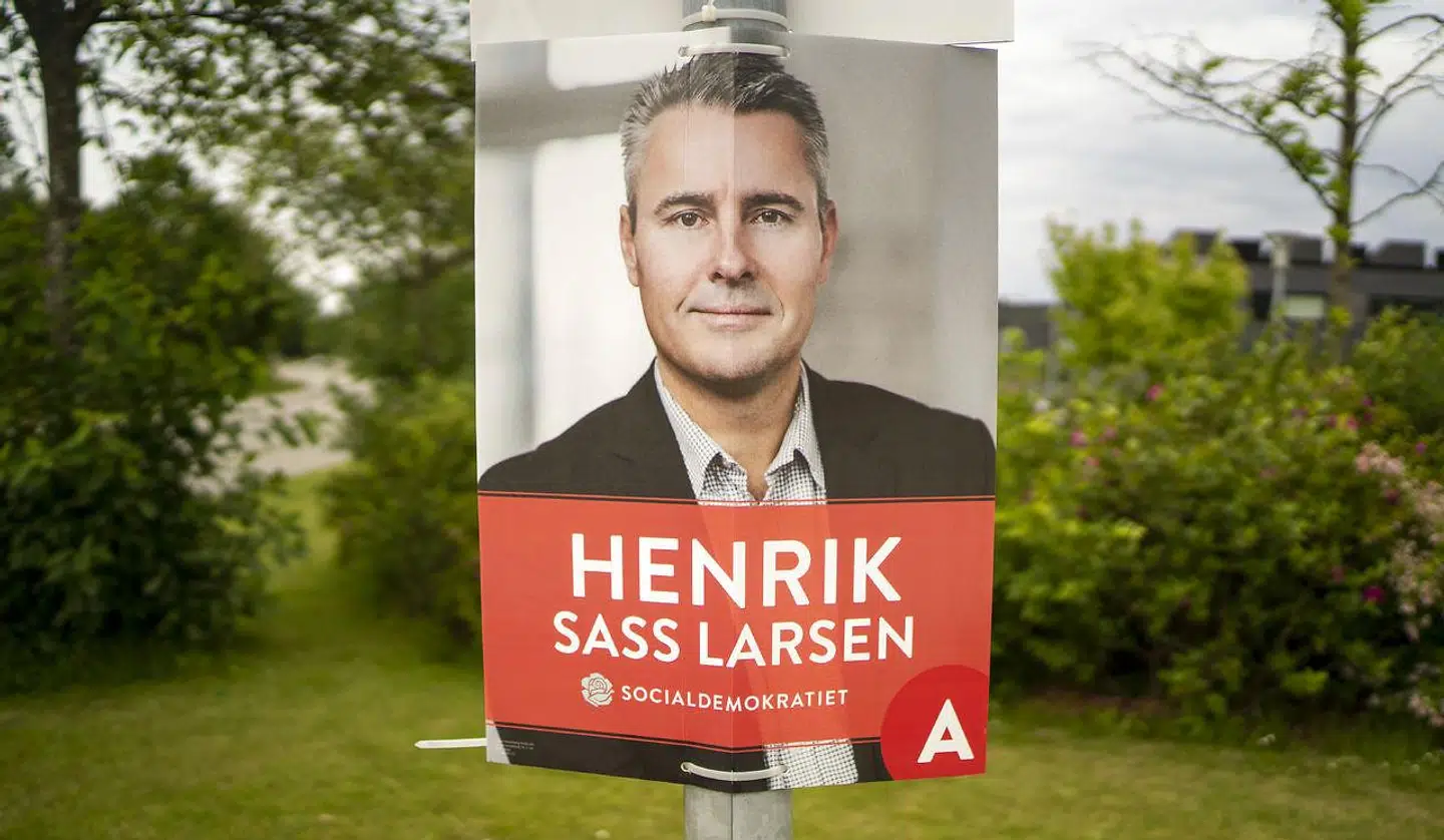 Juni 2019. Henrik Sass Larsen (S) meddelte i Facebook-opslag, at han er sygemeldt og ikke er til rådighed som minister. I Køge, hvor han blev valgt, hænger hans valg plakater stadigt i lygtepælene.