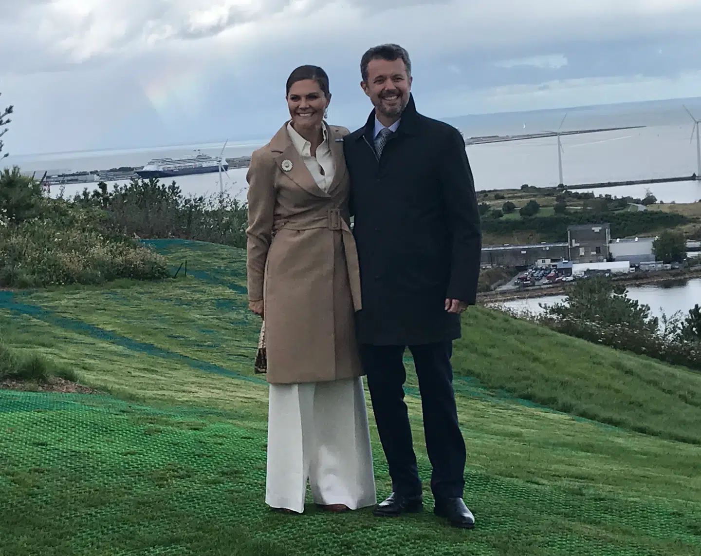 Kronprins Frederik havde godt fat i den svenske kronprinsesse på Amager Bakke.