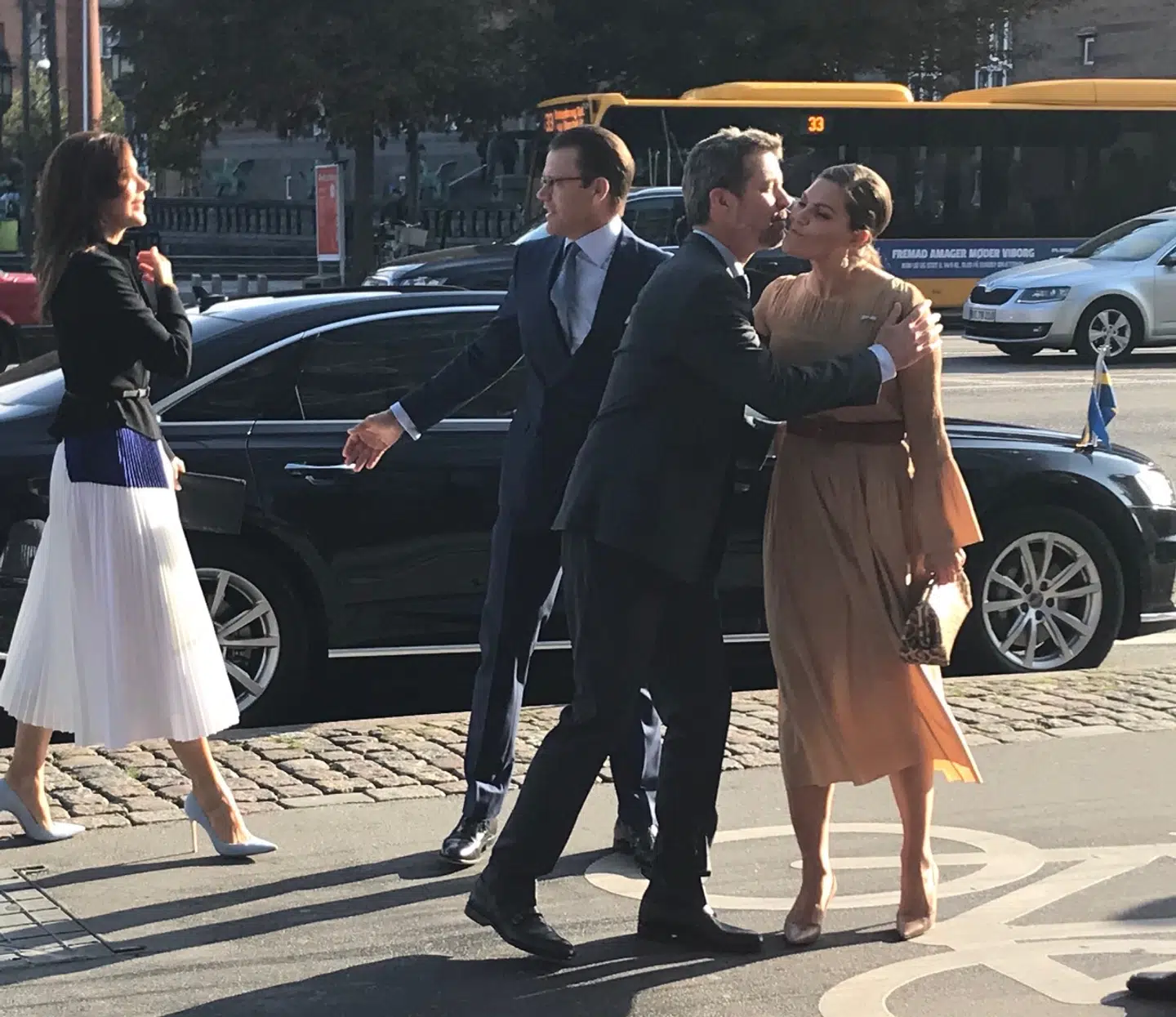 Kronprins Frederik gav kronprinsesse Victoria en varm modtagelse onsdag formiddag foran Industriens Hus.