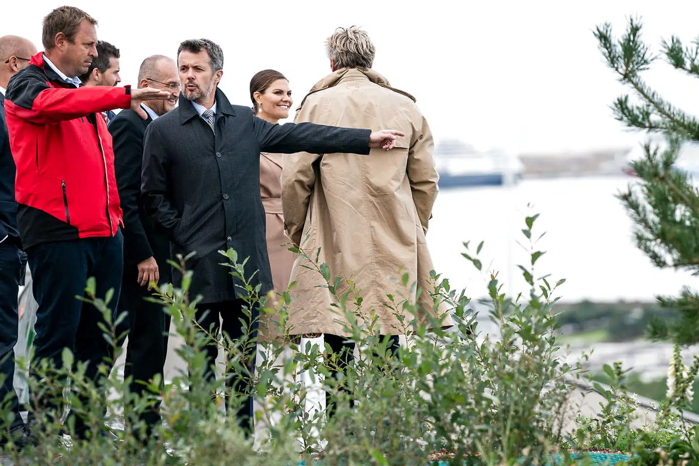 Kronprins Frederik talte også med skiløberne på Amager Bakke.