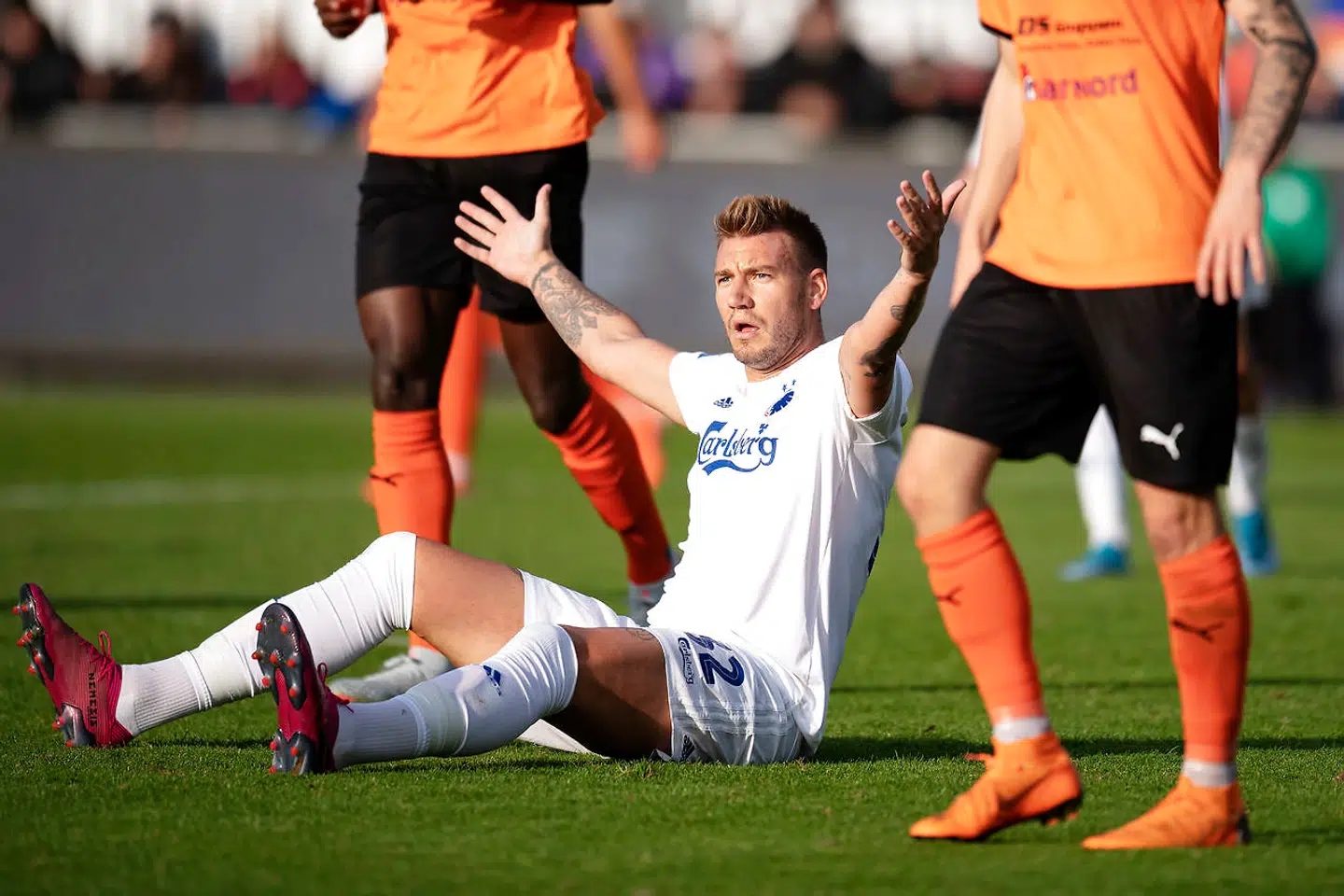 (ARKIV) FCKs Nicklas Bendtner (32) appelerer for straffespark, efter et sammenstød med Hobros Rasmus Minor Petersen (24) og Mathias Haarup (27) under superligakampen mellem Hobro IK og FC København på DS Arena i Hobro søndag den 15. september 2019. Med en sikker sejr over Lyngby lægger FC Midtjylland afstand i toppen til FC København, der igen skuffede med et nederlag til Hobro i Nicklas Bendtners debut. Det skriver Ritzau, mandag den 16. september 2019.. (Foto: Bo Amstrup/Ritzau Scanpix)