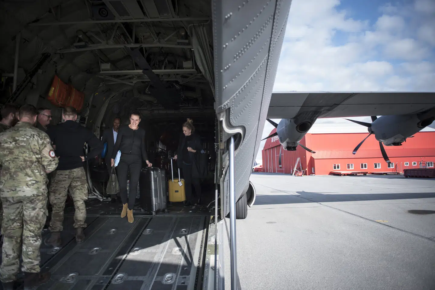 Statsminister Mette Frederiksen (S) mellemlander i lufthavnen i Kangerlussuaq tidligere på året. (Arkivfoto). Mads Claus Rasmussen/Ritzau Scanpix
