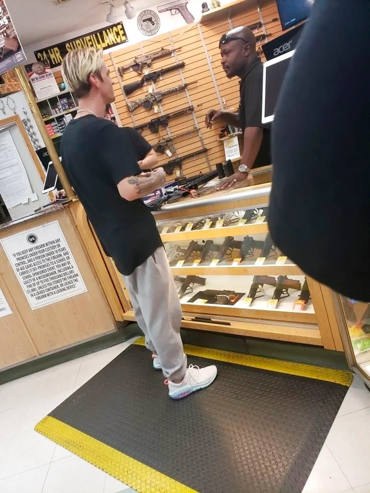 Aaron Carter har gennem længere tid interesseret sig for våben. Her ses han i en våbenbutik i byen Lancaster, Californien, hvor han efter sigende købte adskillige automatrifler. (Foto: Scanpix/TMZ/Backgrid)