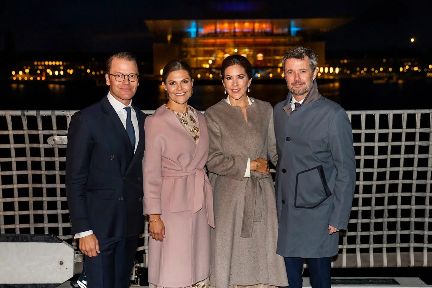 De to kronrpinspar poserer foran operaen. (Foto: Martin Sylvest/Ritzau Scanpix)