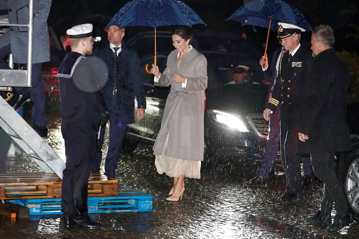 Kronprinsesse Mary brugte paraply op indtil, hun begyndte at 'klatre' op ad den stjele trappe. (Foto: Martin Sylvest/Ritzau Scanpix 2019)