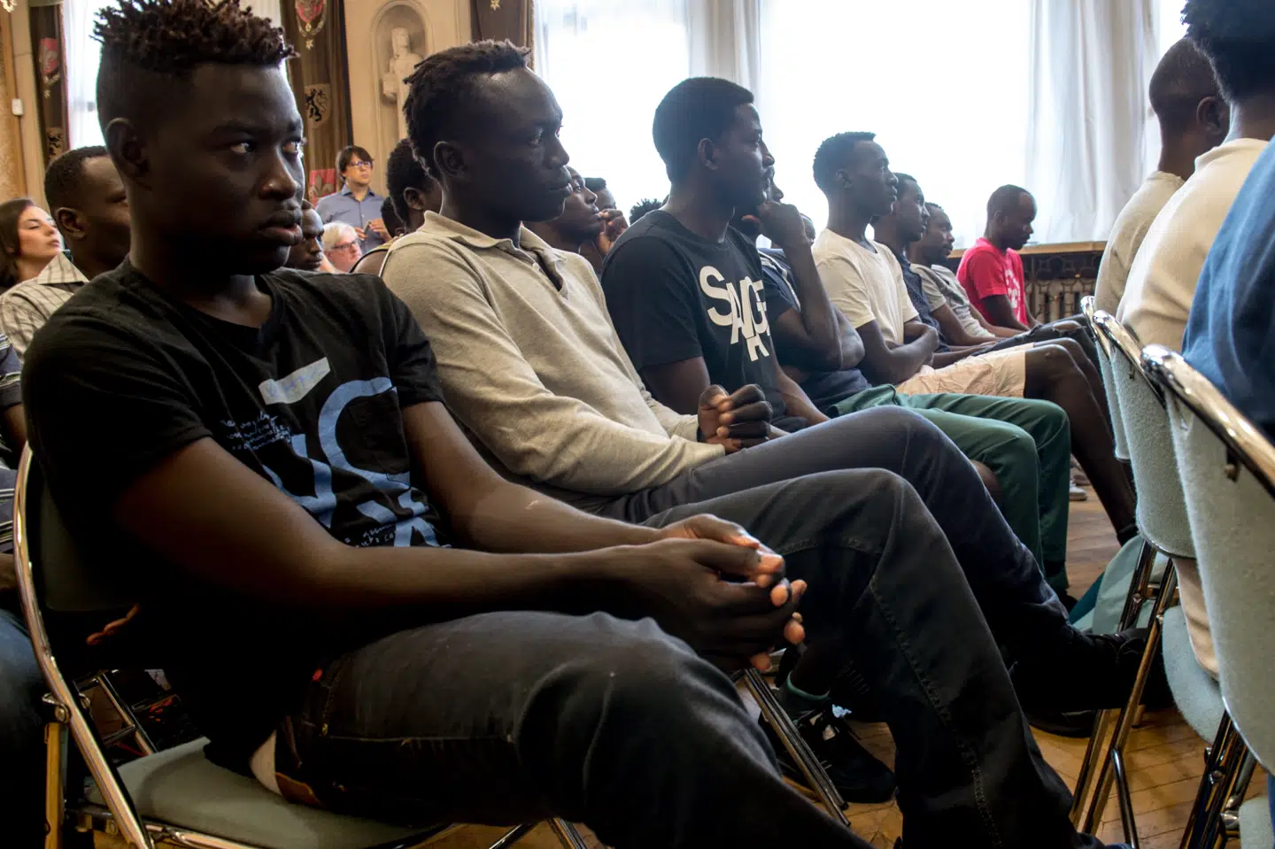 Migranter fra Sudan, som kom til Frankrigs med redningsskibet Aquarius sidste år, ved en ceremoni i Lille sidste efterår. En migrantlejr i den nordfranske by blev ryddet tirsdag. (Arkivfoto) Philippe Huguen/Ritzau Scanpix