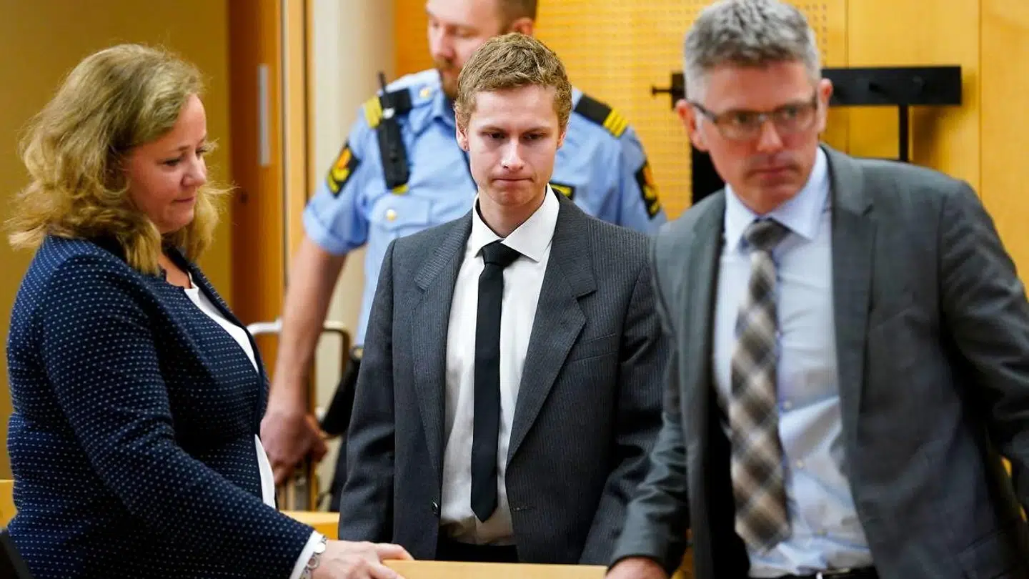 Den terrorsigtede Philip Manshaus (midten) i retten med sine forsvarsadvokater, Unni Fries (venstre) og Audun Beckstrom (højre).