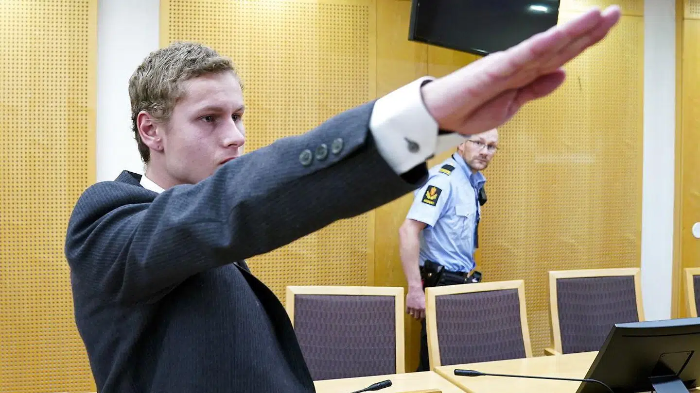 Her udfører Philip Manshaus den omtalte nazihilsen i retten.