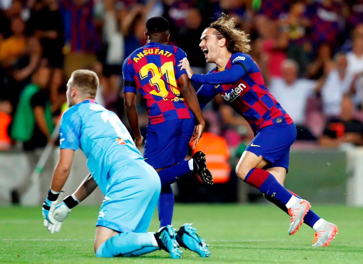 FC Barcelonas unge komet Ansu Fati har allerede imponeret alt og alle. Her jubler han sammen med holdkammeraten, Antoine Griezmann.