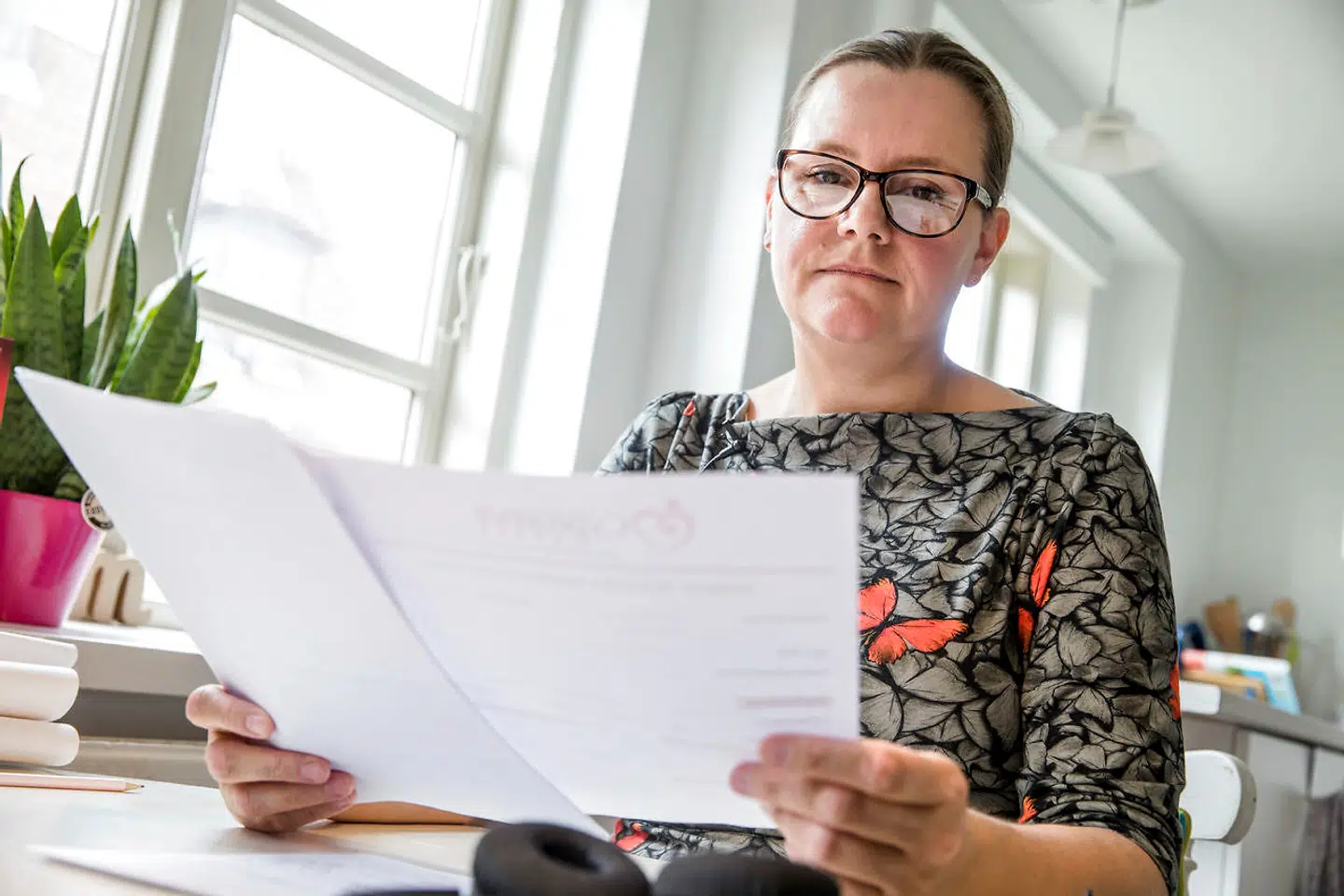Dorte Hansen læser op af de e-mail, hun har fået fra sin fertilitetsklinik, sin fertilitetslæge og det hospital, der behandlede hende. Alle har en forskellig forklaring på, hvad der er sket med de æg, der kunne være blevet til Ellas søskende.