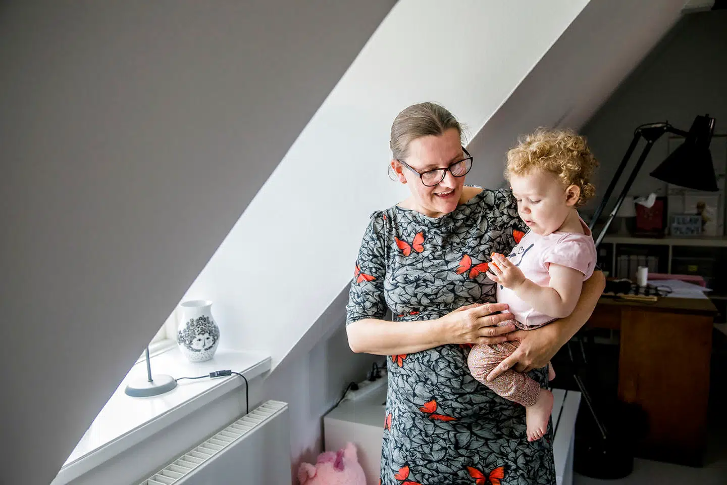 Ella kan ikke få genetiske søskende, for de befrugtede æg, som hendes mor har betalt for at opbevare i en fryser på Cypern, er væk. Ingen ved, hvor de er blevet af.