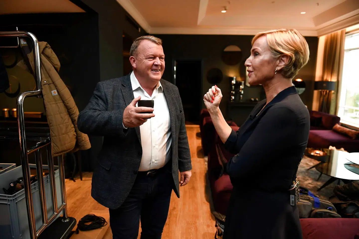 Lars Løkke Rasmussen hyggede sig med Natasja Crone fra TV2 Nyhederne forud for aftenens første interview.