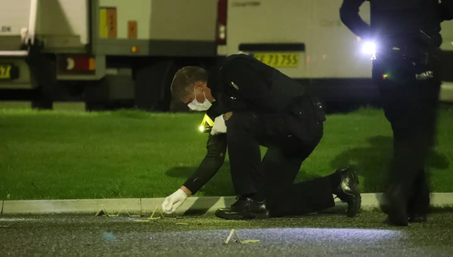Politiet indsamler bevismateriale på gerningsstedet.