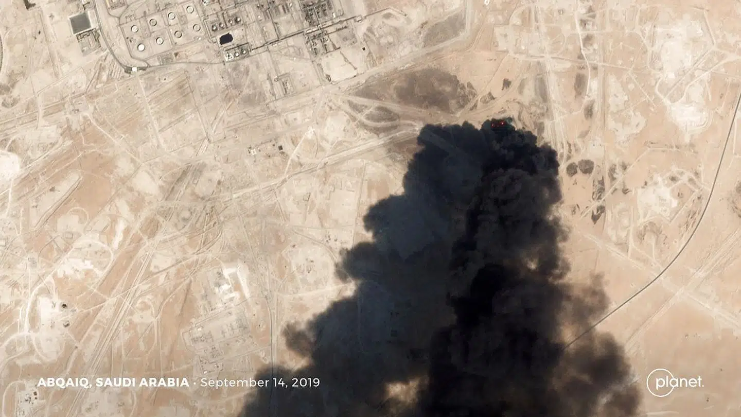 Satellitfoto af olieanlægget i Abqaiq i brand efter droneangrebet i Saudi-Arabien. Billedet er fra 14. september 2019.
