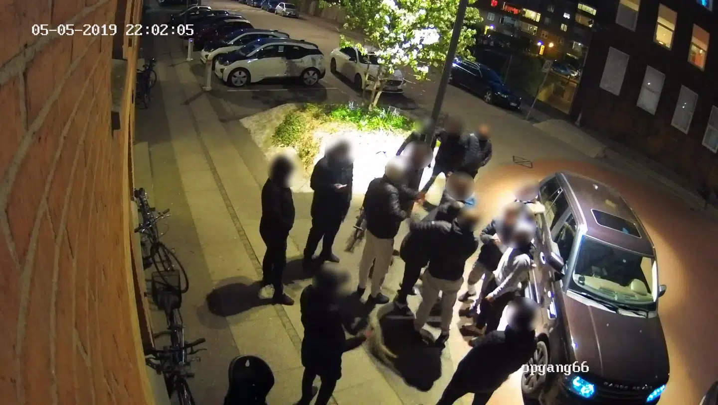 Da Martin Slott Hansen, bestyrelsesformand i ejerforeningen på Sigynsgade 36-66, i begyndelsen af maj skrev til Københavns Kommune om fortsatte problemer i Sigynsgade, vedhæftede han blandt andet dette billede i e-mailen for at vise, hvad beboerne døjer med. Berlingske har sløret ansigterne, så personerne ikke kan genkendes, og det skal understreges, at billedet ikke er et bevis for, at personerne laver noget ulovligt. Det er særligt beboere i denne ende af Sigynsgade ved Krakas Plads, der klager over støj og chikane, og som føler sig utrygge.