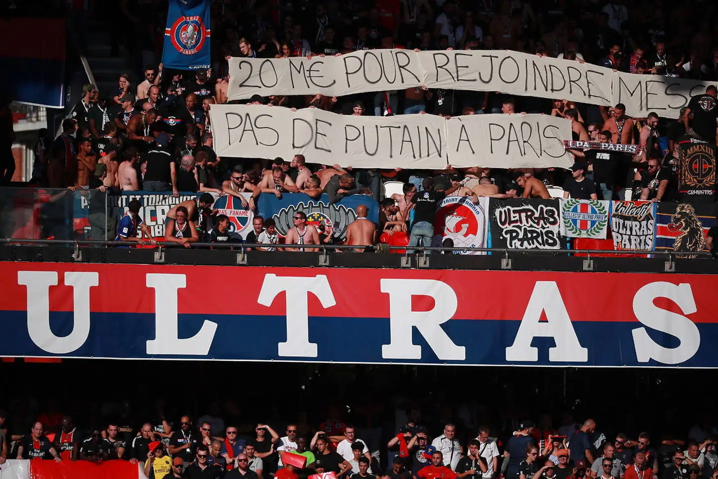 '20 millioner euros for at komme tilbage til Messi, ingen prostituerede i Paris' stod der på en banner under lørdagens kamp på Parc des Princes.