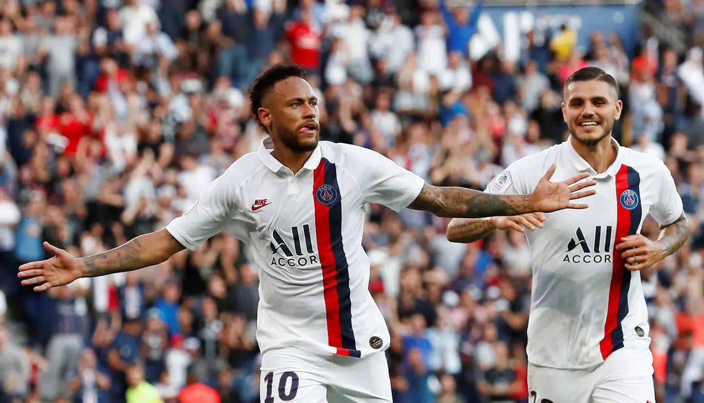 Neymar fejrer sin vilde scoring mod Strasbourg.