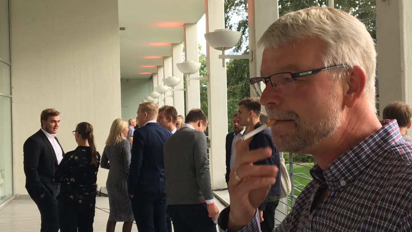 Henrik Sohl, Broager, delegeret på S-kongressen:»Jeg synes, en pakke cigaretter skal koste 110 kroner. Så kan det forhåbentlig være med til, at de unge ikke begynder at ryge. Men hvis en pakke kommer til at koste 110 kroner, så skal det samtidig være en del af aftalen, at prisstigningen går direkte til sundhedsvæsenet, så det kan hjælpe dem, der allerede er blevet syge af at ryge.«Henrik Sohl hiver selv omkring 20 smøger ned i lungerne dagligt. Men selv hvis prisen skulle få et ordentligt hug opad, er han ikke sikker på, han vil holde op.»Så må jeg jo betale, hvad det koster,« siger han.Og fortæller, at hans arbejdsplads, Sønderborg Kommune, har varslet totalforbud mod rygning i arbejdstiden gældende fra 1. januar.»Så i de timer hver dag bliver der i hvert fald ingen cigaretter for mig,« konstaterer han.