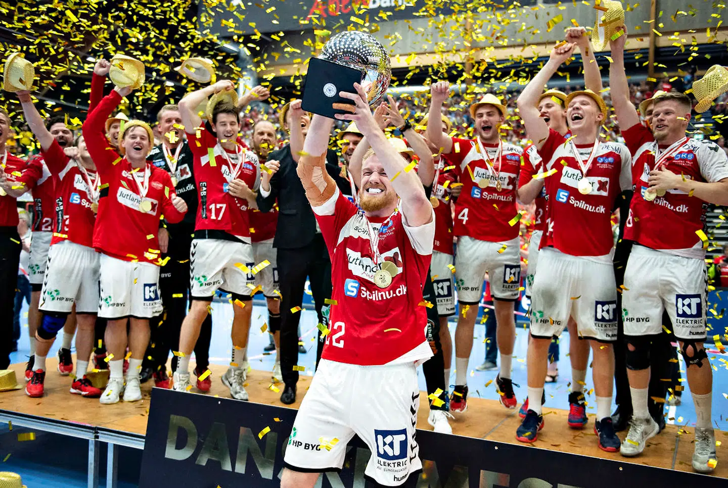 Aalborg Håndbolds anfører, Rene Antonsen, med pokalen efter sejren i den tredje og altafgørende DM-finalekamp mod GOG.