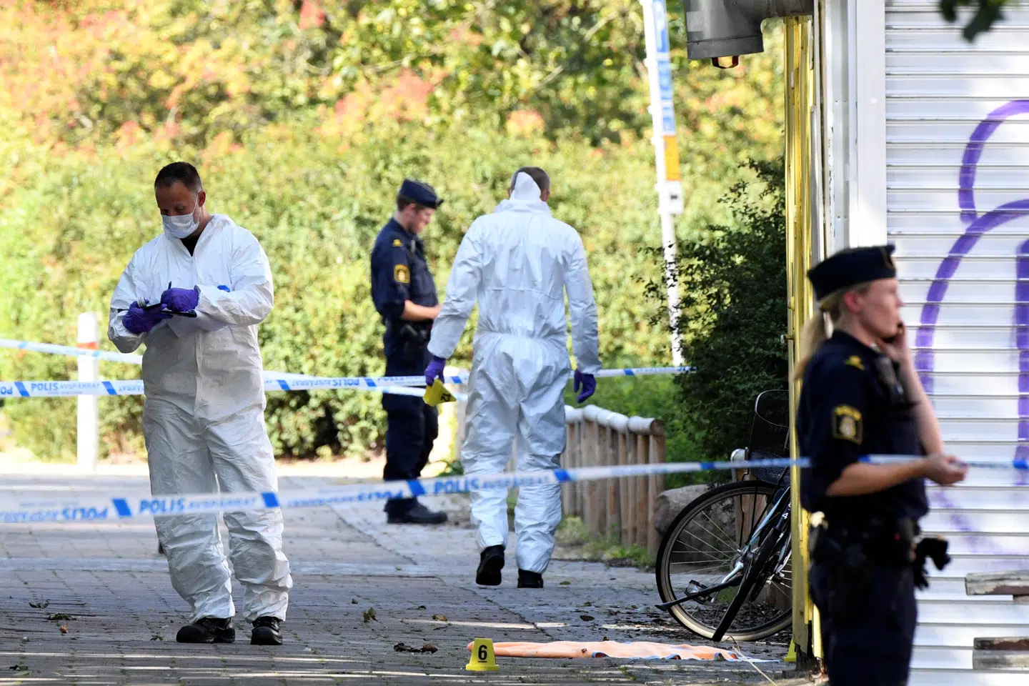 Kriminalteknikere i bydelen Ribersborg i Malmø 26. august. Den 31-årige læge Karolin Hakim var dræbt af skud i hovedet. Hun havde sit spædbarn i favnen, da hun blev ramt. Anklageren tror, at flere gerningsmænd ville have ram på hendes kæreste. Tt News Agency/Reuters