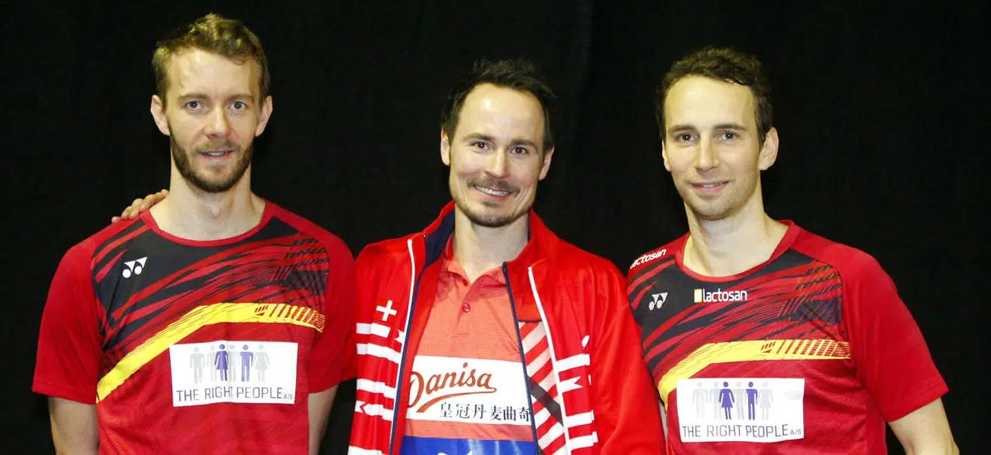 Kim Nielsen, i midten, sammen med herredoublespillerne Mathias Boe og Carsten Mogensen ved en turnering i Schweiz sidste år.