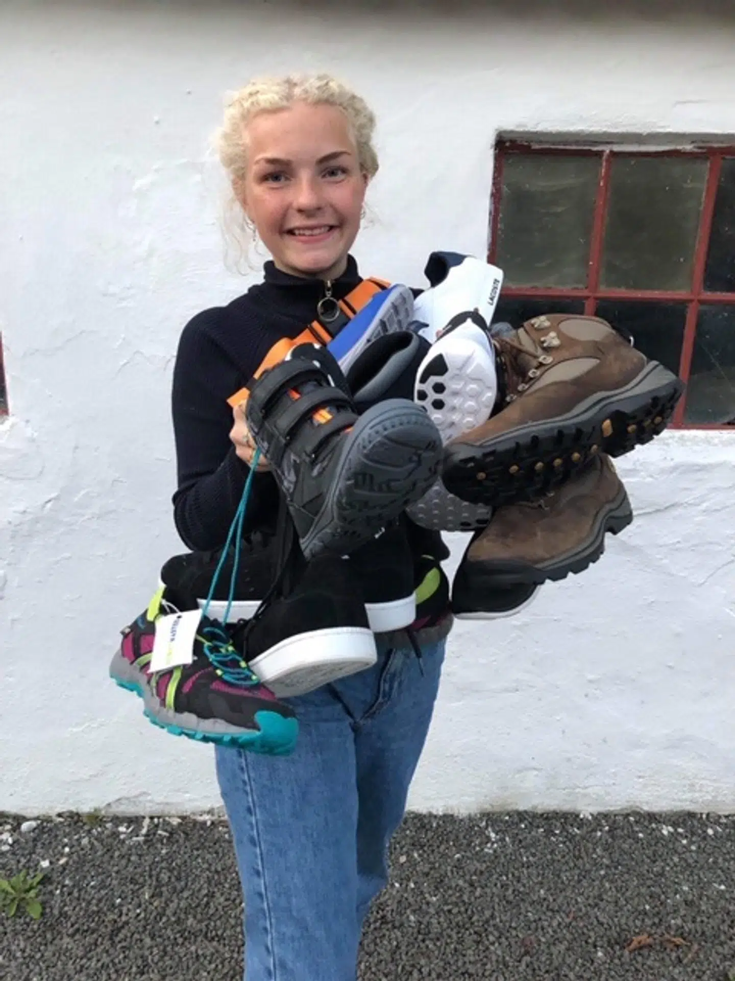Sofie Kamp med en håndfuld af de mange de nye sko, som var blevet ødelagt og smidt ud.