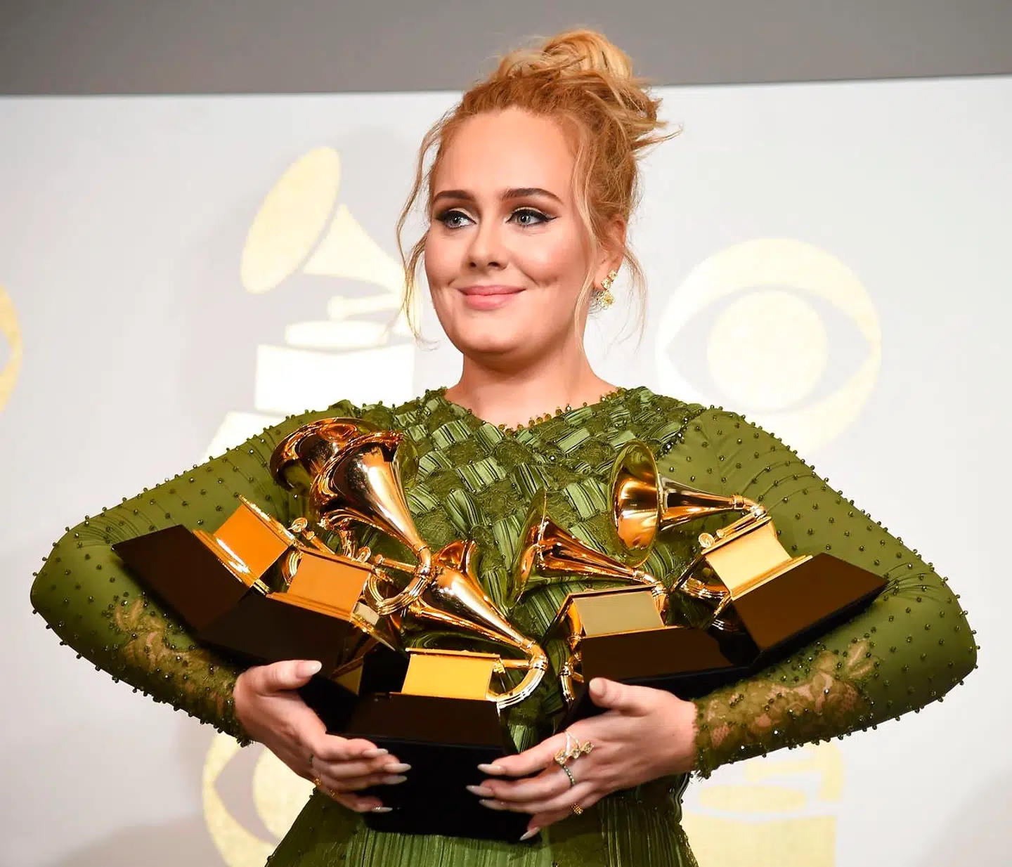 (ARKIV) TOPSHOT - Adele poses in the press room with her trophies, including the top two Grammys of Album and Record of the Year for her blockbuster hit "Hello" and the album "25", during the 59th Annual Grammy music Awards on February 12, 2017, in Los Angeles, California. Den engelske sanger Adele fylder 30 år lørdag den 5. maj 2018.. (Foto: ROBYN BECK/Ritzau Scanpix)
