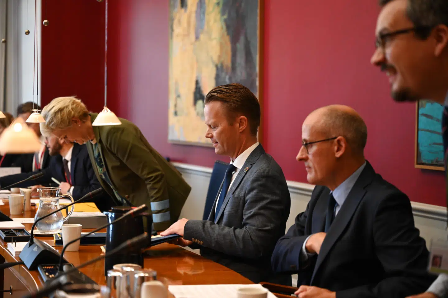 Migrationspagten er ikke bindende, siger udenrigsminister Jeppe Kofod (S) på et samråd fredag, efter at et lækket notat fra EU-Kommissionen har rejst tvivl om, hvorvidt unionen betragter migrationspagten som juridisk bindende. Philip Davali/Ritzau Scanpix