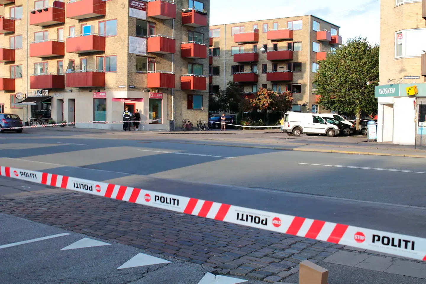 Politiet på gerningsstedet på hjørnet af Bisiddervej og Frederiksborgvej torsdag den 5. september 2019. En mand er blevet ramt af skud i Københavns Nordvestkvarter. Det oplyser Københavns Politi til TV2 Lorry. Det skriver Ritzau, torsdag den 5. september 2019. (Foto: presse-fotos.dk/Ritzau Scanpix)