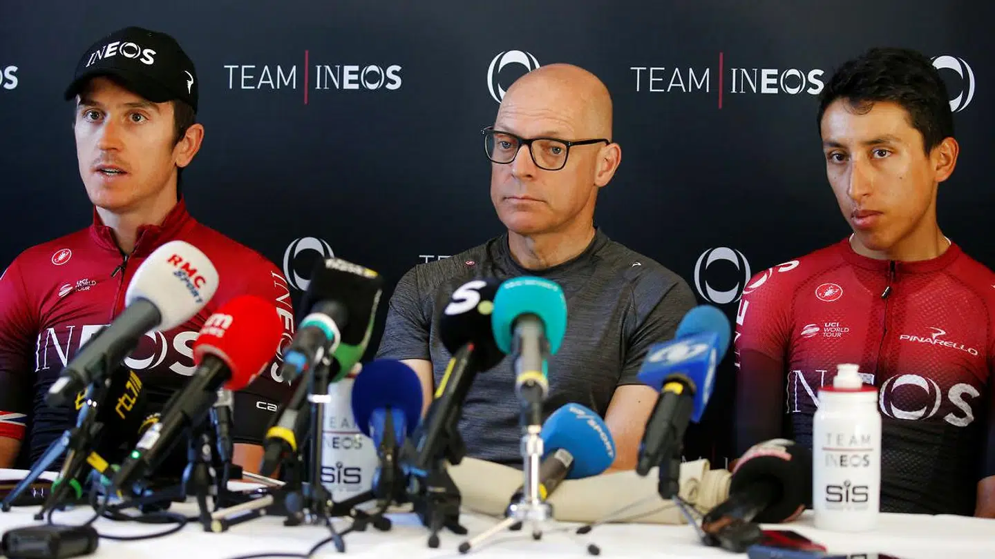 Dave Brailsford i midten og INEOS-rytterne Geraint Thomas (tv.) og Egan Bernal (th.)