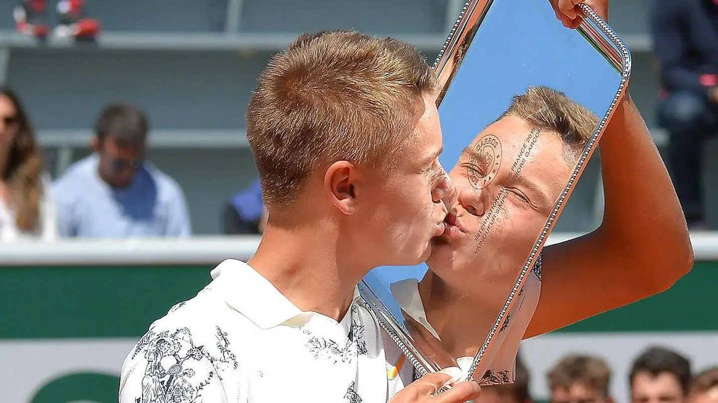 Holger Rune ved præmieoverrækkelsen efter at have vundet drengesinglefinalen ved French Open i Paris.