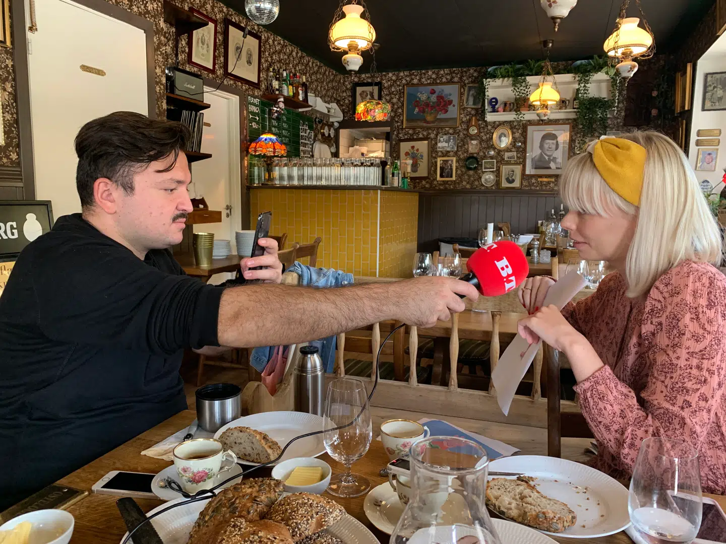 Umut elsker at have en mikrofon i hånden og begyndte straks at interviewe sin dansepartner, da B.T. kiggede forbi.