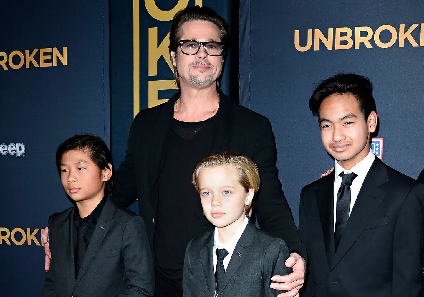 Brad Pitt og sønnerne Pax Jolie-Pitt (tv.), Shiloh Jolie-Pitt (i midten) og Maddox Jolie-Pitt (th.).