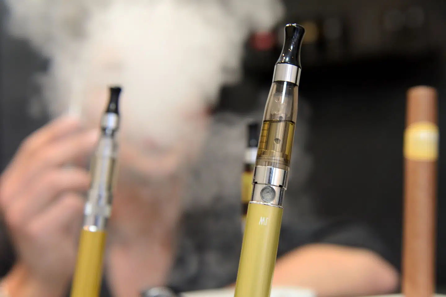 Sundhedsstyrelsen skærpede tirsdag sit syn på e-cigaretter. . Tidligere anbefalede Sundhedsstyrelsen ikke e-cigaretter. Men tonen er ændret, så børn, unge, gravide og ammende direkte frarådes at dampe på e-cigaretter. Samtidig anbefales alle andre, der i forvejen damper e-cigaretter, at blive røgfri. (Arkivfoto) Denis Charlet/Ritzau Scanpix