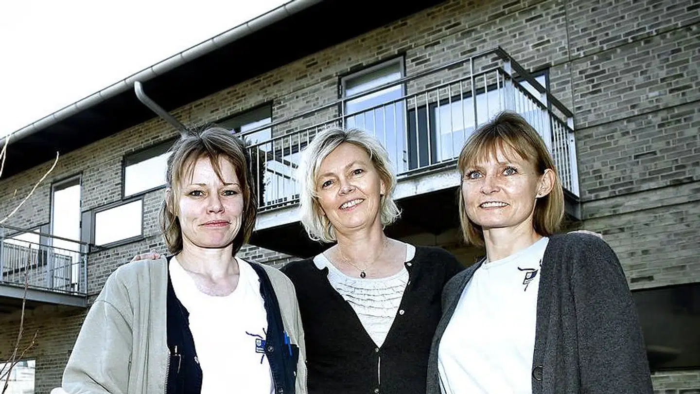 Arkivfoto. Falkenbergs leder, Helle Lund (i midten), mener, det er umuligt at forhindre, at bedemænd henter afdøde beboere, mens der er besøgende tilstede på plejehjemmet.