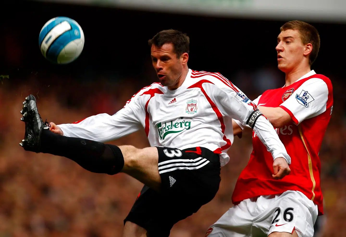 Jamie Carragher og Nicklas Bendtner i aktion for henholdsvis Liverpool og Arsenal i 2008.