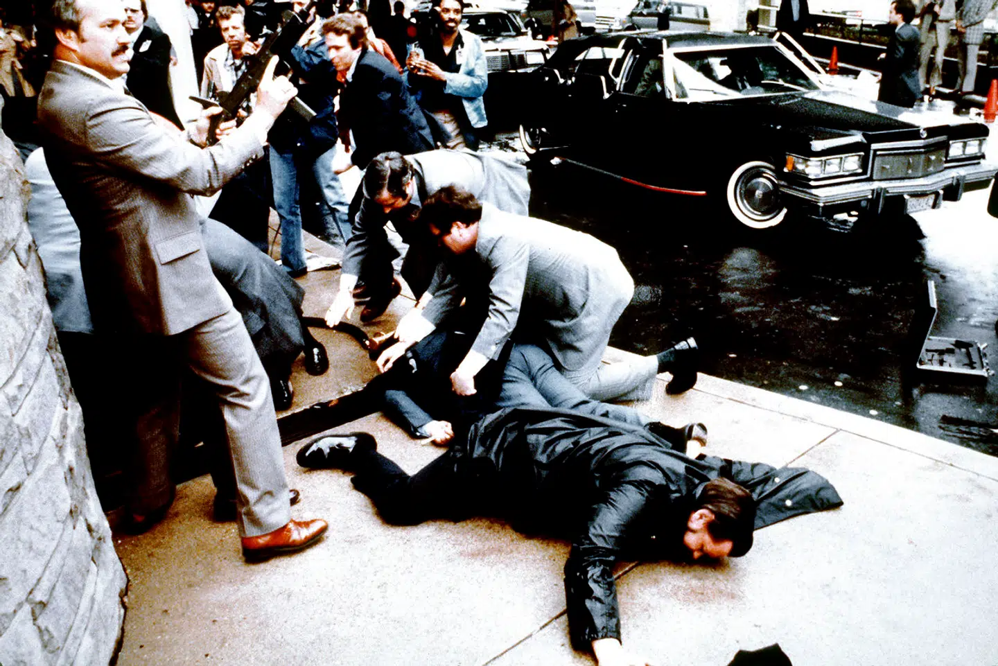 Dette foto er taget af fotograf Mike Evens den 30. marts 1981 kun sekunder efter attentatet mod præsident Ronald Reagan. Han blev ramt af et af seks skud affyret af John Hinckley.