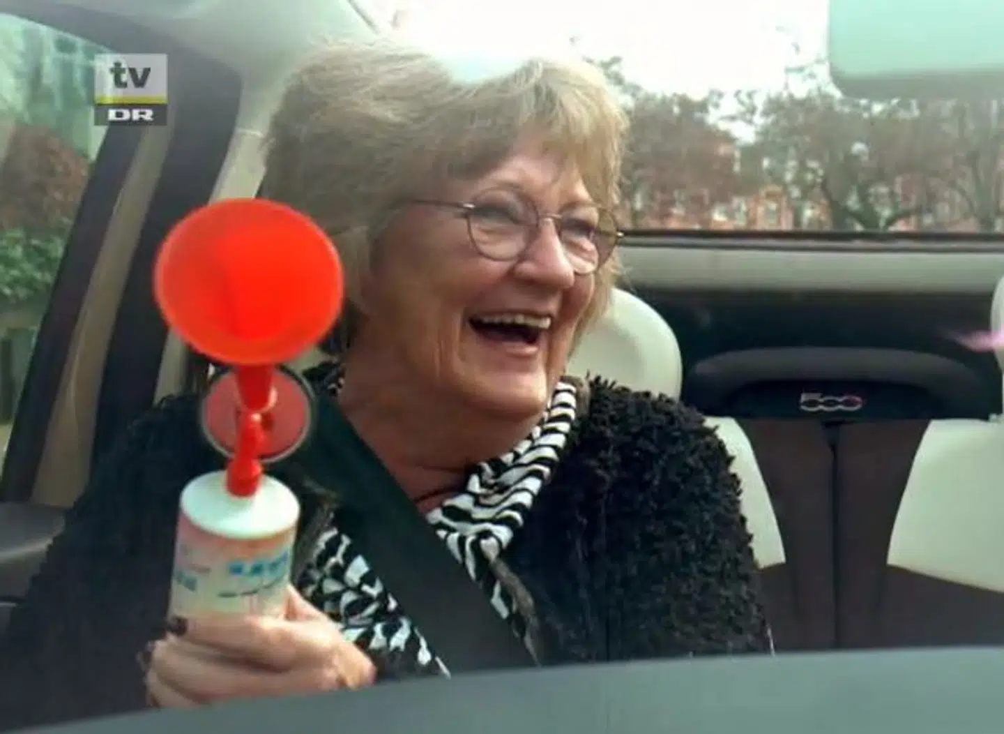 Bente klar med båthornet.