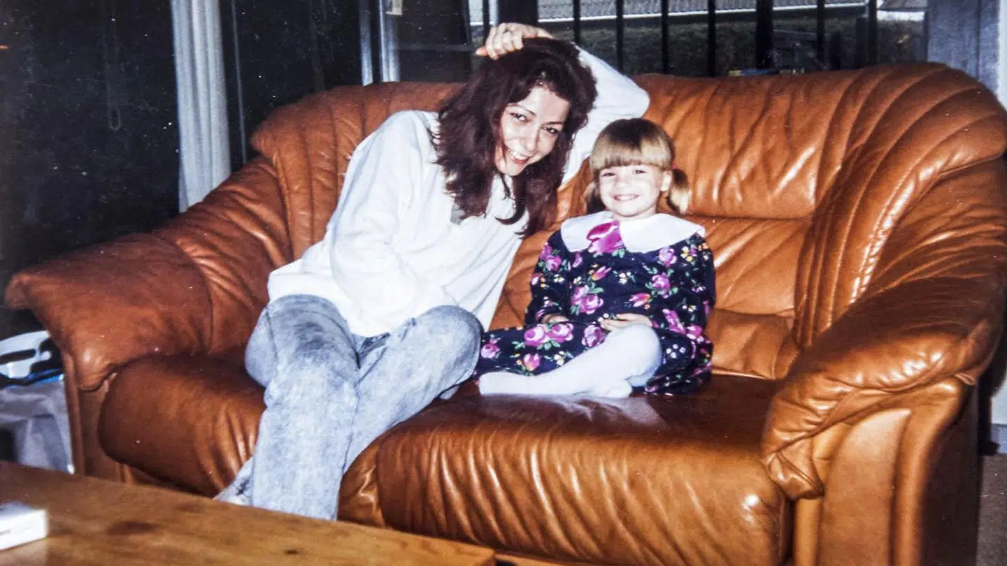 Gigi med sin mor, der drak under graviditeten. Foto: privat.