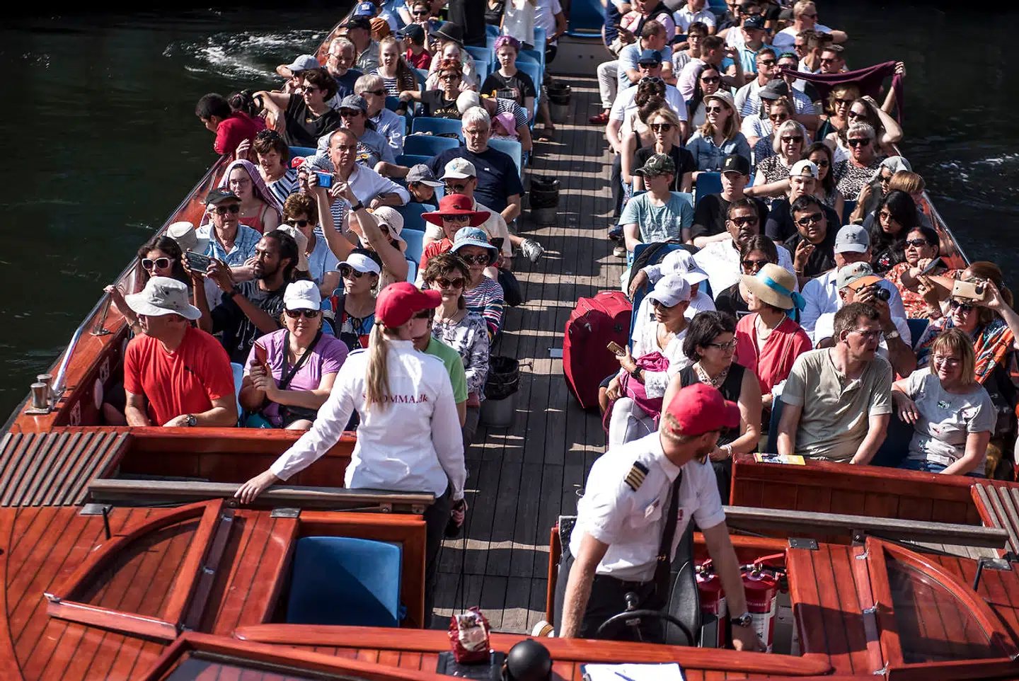 Nyhavn er så populær blandt turisterne, at der er stigende problemer med affald, støj og meget tæt trafik i indre by. (Foto: Mads Claus Rasmussen/Ritzau Scanpix)