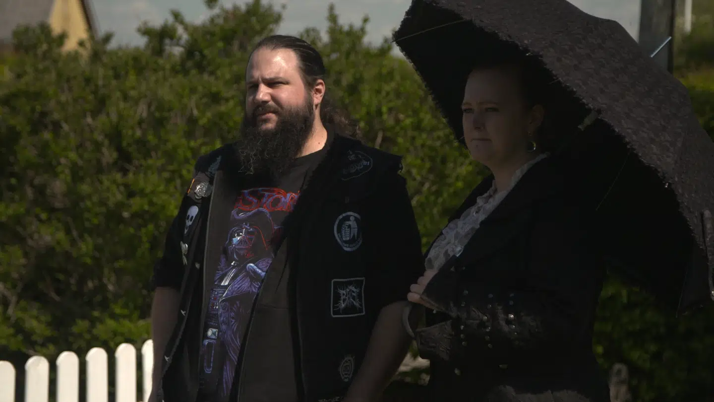 Eric og Ravna blev i 'Luksusfælden' blandt andet bedt om at sælge deres to biler og lease to biler i stedet.