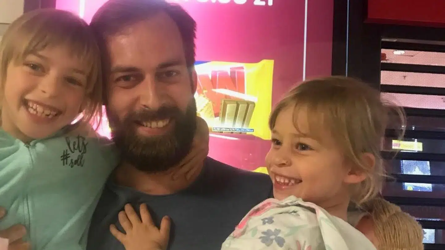 Den slovakiske advokat Branislav Gvozdiak blev dømt for at slå justitsminister Søren Pape Poulsens kæreste under en bytur i København. Her er han med sine to ældste børn.