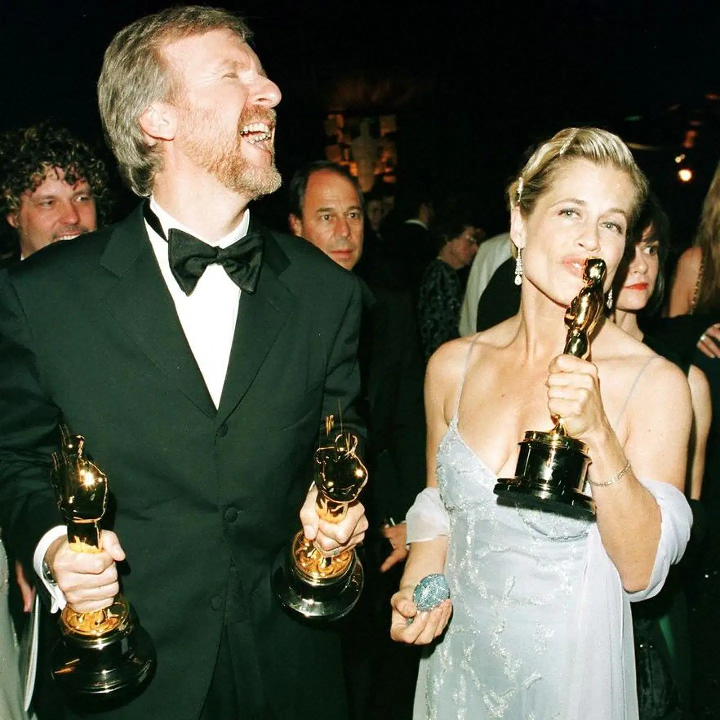 Her ses Linda Hamilton med James Cameron, da han vandt en masse oscars for filmen 'Titanic'. Parret blev skilt i 1999. Cameron er ikke instruktør på den nyeste Terminator-film, men vil være producer på den. AFP PHOTO/Vince BUCCI. VINCE BUCCI / AFP