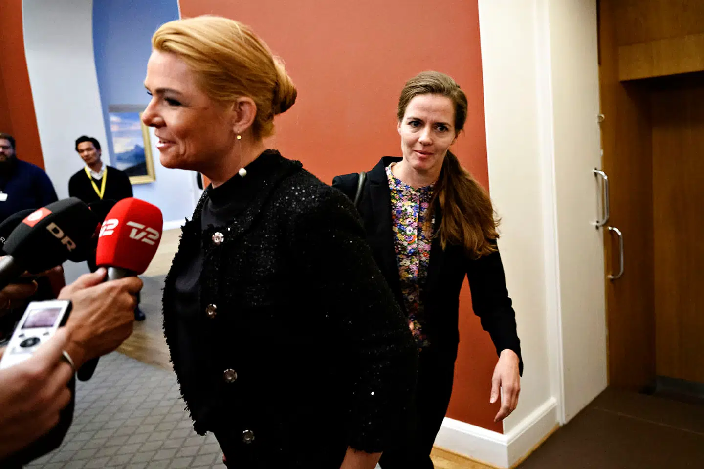 Ellen Trane Nørby (V) passerer Inger Støjberg (V) på vej til Venstres gruppemøde på Christiansborg tirsdag den 10. september 2019.. (Foto: Philip Davali/Ritzau Scanpix)