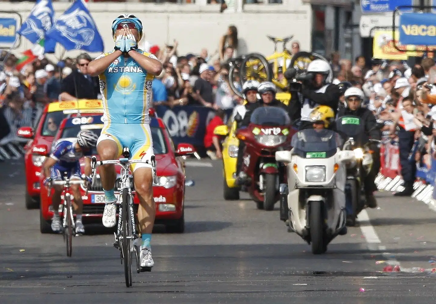 Vinokourov, da han passerer målstregen i Liège-Bastogne-Liège i 2010.
